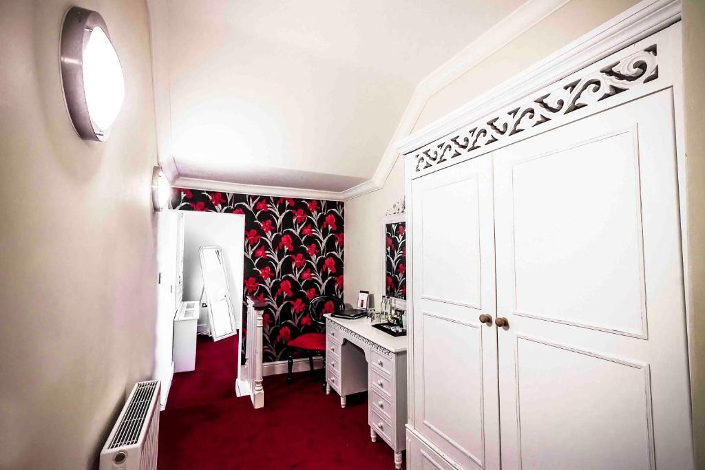 The Commercial Hotel Честер Экстерьер фото